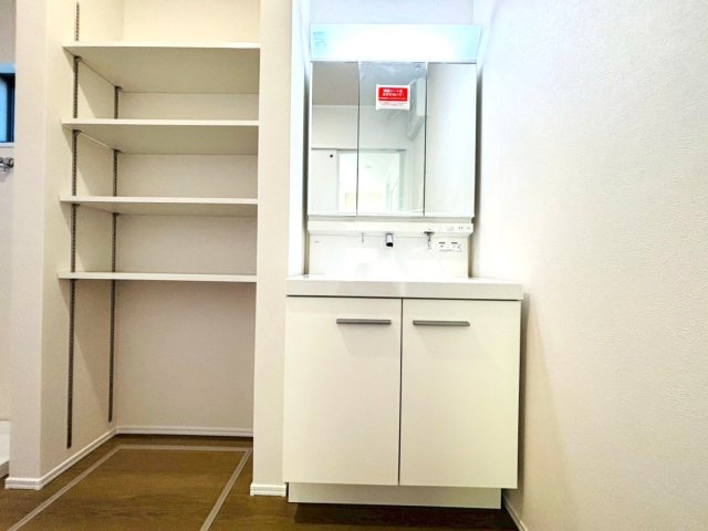 ダイマルタウン　羽島市竹鼻町飯柄第４　全５区画分譲の独立洗面台|収納力と機能性に優れた、お手入れラクラク三面鏡洗面化粧台です。朝の身支度もスムーズにできます。