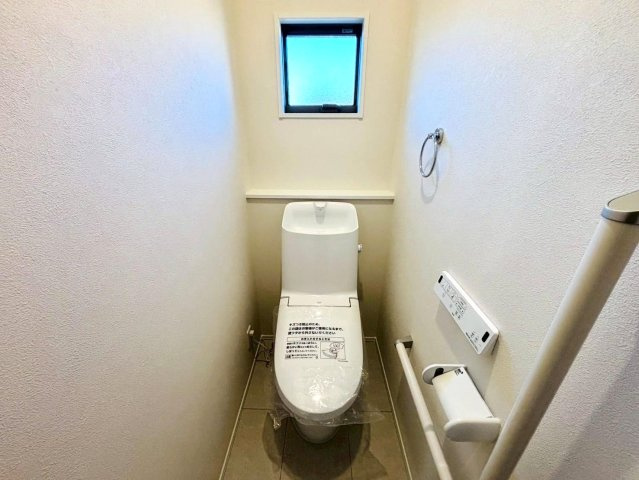 ダイマルタウン　羽島市竹鼻町飯柄第４　全５区画分譲のトイレ|新素材「アクアセラミック」は、便器洗浄やお掃除をするたび汚物を浮かせて洗い流すのでお掃除楽々です。