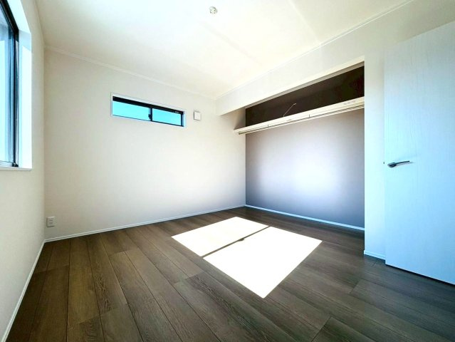 ダイマルタウン　羽島市竹鼻町飯柄第４　全５区画分譲の洋室|全居室に大型収納を設置。窓ガラスは断熱性能や結露防止効果の高いLOW-E複層ガラスを採用しています。