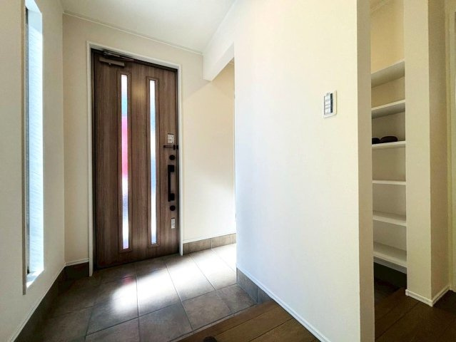 ダイマルタウン　羽島市竹鼻町飯柄第４　全５区画分譲の玄関|シューズ収納付きで玄関周りもすっきり！玄関ドアからの光が玄関ホールを明るくしてくれます。