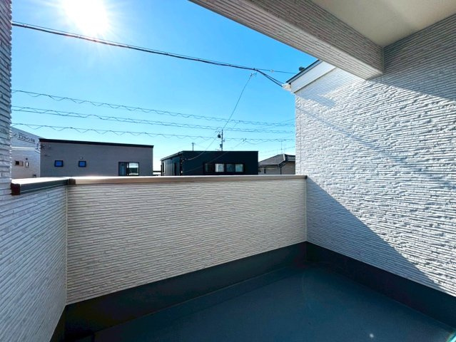 ダイマルタウン　羽島市竹鼻町飯柄第４　全５区画分譲のバルコニー|バルコニーは南向きで洗濯物もよく乾きます！強度と表面積硬度を持つFPRで防水しています。