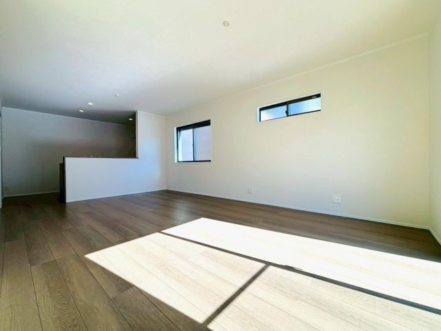 ダイマルタウン　羽島市竹鼻町飯柄第４　全５区画分譲の居間・リビング|シンプルで温かみのあるナチュラルテイストのリビングダイニング。広々設計でゆとりのある空間です。