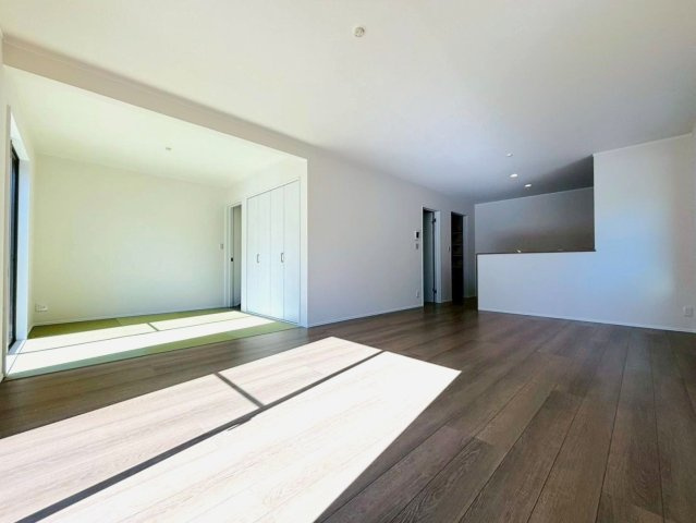 ダイマルタウン　羽島市竹鼻町飯柄第４　全５区画分譲の居間・リビング|シンプルで温かみのあるナチュラルテイストのリビングダイニング。広々設計でゆとりのある空間です。