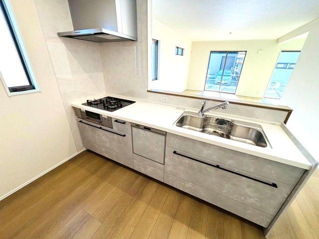 ダイマルタウン　羽島市竹鼻町飯柄第４　全５区画分譲のキッチン|家事の時間短縮・節水にもなる食器洗い乾燥機付き。浄水器付き水栓で、いつでもきれいな水が使えます。　　