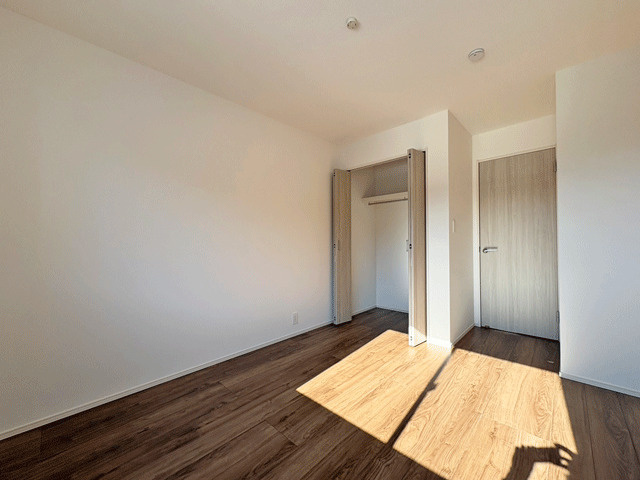 仙台市泉区鶴が丘2丁目　ゆとりと吹抜のある家♪の洋室