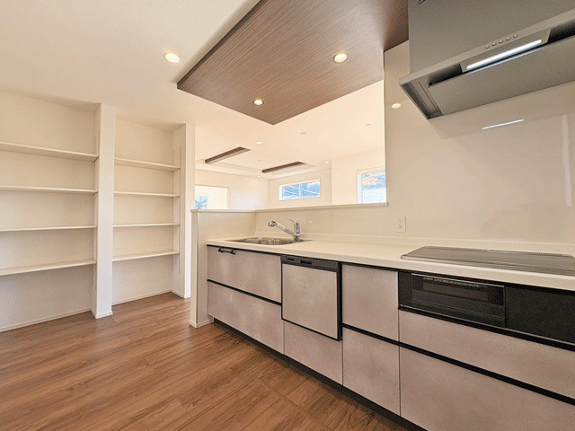 仙台市泉区鶴が丘2丁目　ゆとりと吹抜のある家♪のキッチン