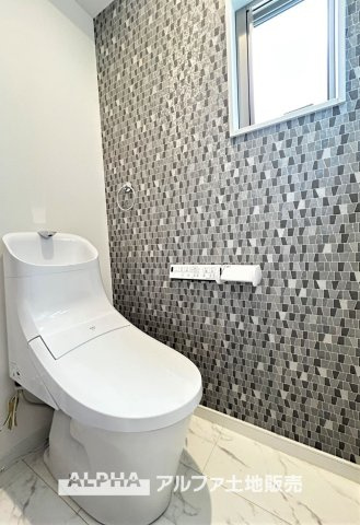 立川市幸町４丁目の中古一戸建のトイレ|【Warm water flush toilet】
◆温水洗浄便座付きトイレ◆お掃除も楽々。快適に過ごすためには今や欠かせない設備の一つです。壁掛けリモコンで使いやすくいつでも清潔に保てます。