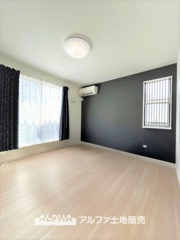 立川市幸町４丁目の中古一戸建の洋室|【Two sides lighting】
◆明るい主寝室◆居室は明るく爽やかな風の抜ける快適空間。。収納もしっかりと沢山の洋服をしまえます。