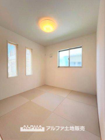 立川市幸町４丁目の中古一戸建の和室|【Japanese-room】
◆和室◆陰影を纏う幻想的で穏やかな和室－その影がもたらす質の高いクオリティーは穏やかで落ち着くを整えた空間を演出している。