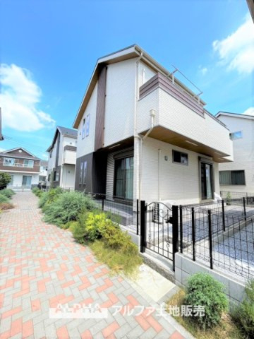 立川市幸町４丁目の中古一戸建の駐車場|【My garage】
◆ガレージ◆休日にバイクを整備しながら至福のひと時。大切な愛車を雨に濡れない自分だけの空間に置き眺めながらの時間を過ごして下さい。