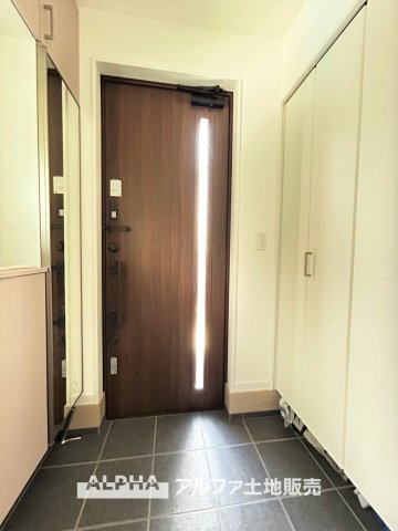 立川市幸町４丁目の中古一戸建の玄関|【Entrance】
◆玄関◆大きな姿見は「行ってきます」の気を引き締め、大きなシューズクロークはお気に入りの1足をしまう大切な場所。ダウンライトにまばゆく照らされた大きく開放的なエントランス。