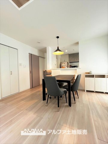 立川市幸町４丁目の中古一戸建の居間・リビング|【The situation】
◆シチュエーション◆リビングルームのドアを開くと、窓から飛び込むのは緑と光の風光明媚な景色。僕の目に映るは、ここで家族と会話をワイワイガヤガヤ楽しんでいる様子。