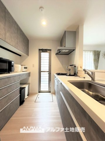 立川市幸町４丁目の中古一戸建のキッチン|【Kitchen】
◆キッチン◆美しく使いやすいキッチンは油汚れが簡単に拭き取れる素材で加工されており、浄水器シャワーから流す水の音を軽減する静かなシンクを採用。見えないところにさり気ない配慮が嬉しい