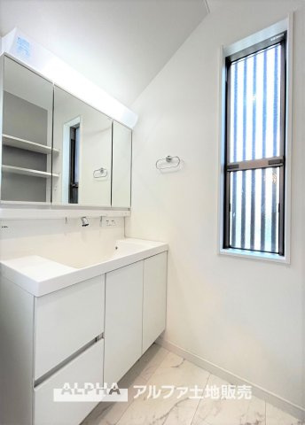 立川市幸町４丁目の中古一戸建の独立洗面台|【Wash basin】
◆洗面台◆人工大理石TOPの洗面ボウルサイドはゆったりとしたスペースが設けられ、フレグランスなどを置いたりするのに便利なパ洗面化粧台。