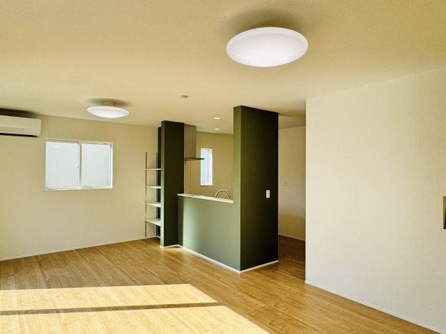 八王子市　西寺方町　新築一戸建て　２４ー３期の居間・リビング|～18.2帖の明るいLDKで、家族団欒の時間をお過ごしいただけます～