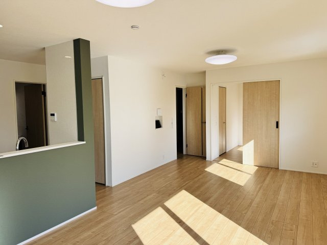 八王子市　西寺方町　新築一戸建て　２４ー３期の内装|～18.2帖の明るいLDKで、家族団欒の時間をお過ごしいただけます～