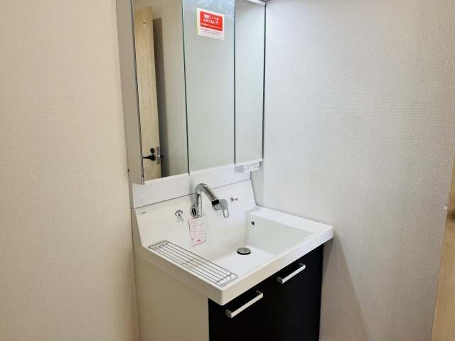 八王子市　西寺方町　新築一戸建て　２４ー３期の独立洗面台|～３面鏡付きの独立洗面台　細々している物をスッキリ収納出来ます～