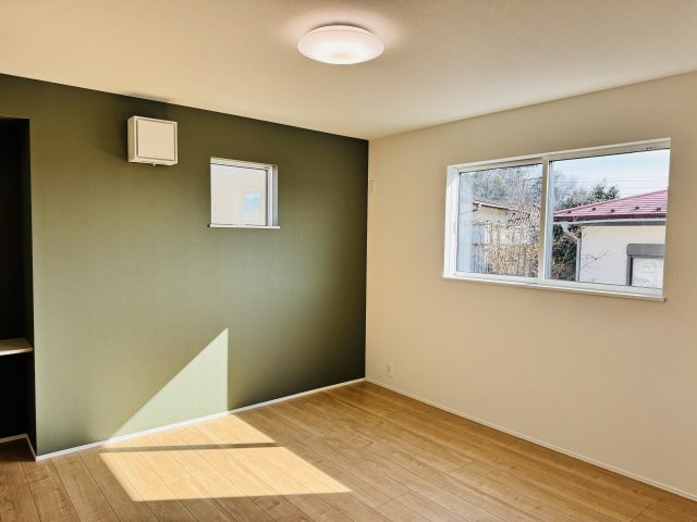 八王子市　西寺方町　新築一戸建て　２４ー３期の洋室|～2階9.0帖の主寝室　ベッドなど大型家具のレイアウトもしやすい広さです～