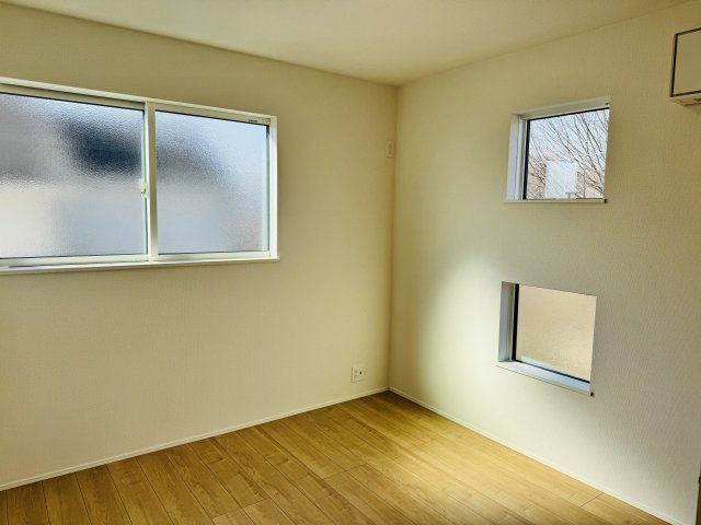 八王子市　西寺方町　新築一戸建て　２４ー３期の子供部屋|～2階5.2帖の洋室　2面採光で明るく風通しの良いお部屋です～