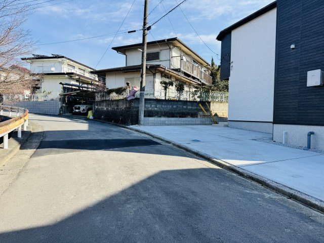 八王子市　西寺方町　新築一戸建て　２４ー３期の前面道路含む現地写真|～北西側5ｍ道路に面しています～