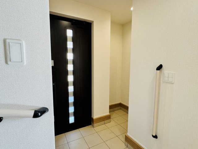 八王子市　西寺方町　新築一戸建て　２４ー３期の玄関|～シューズインクローク付き　物が溢れがちな玄関をスッキリとした状態に保てます～