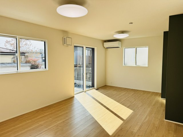 八王子市　西寺方町　新築一戸建て　２４ー３期の居間・リビング|～18.2帖の明るいLDKで、家族団欒の時間をお過ごしいただけます～