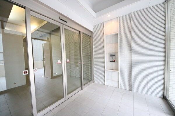 プラウランド堀田のエントランス