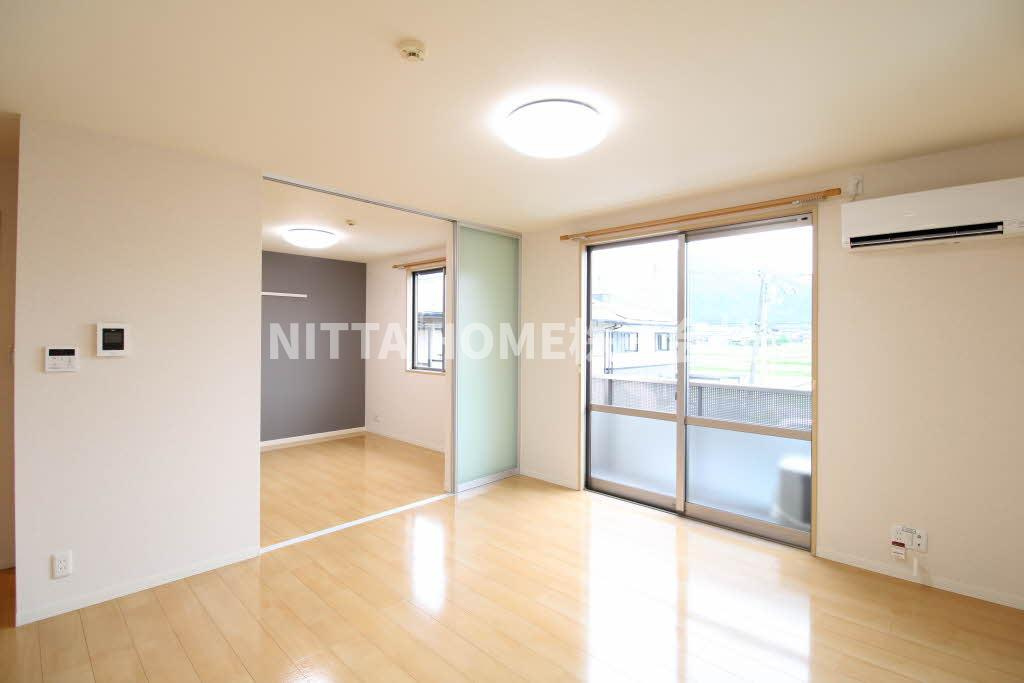 オレンジアイビー・柏原の居間・リビング|リビング１１帖あります♪