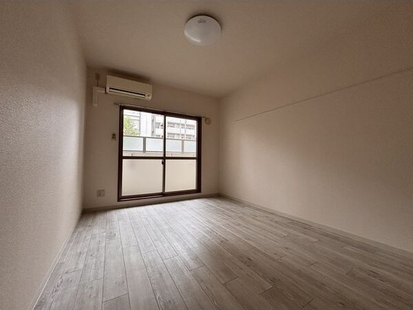 ラ・ヴィアンパレスⅡの居間・リビング