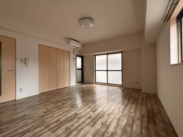 ラ・ヴィアンパレスⅡの居間・リビング