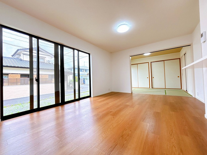 岡山市東区富士見町1丁目 中古住宅の居間・リビング|◆和室の襖を開けるとLDKと繋がり解放的な空間になります。