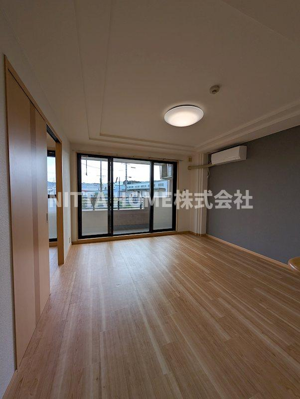 福知山市字篠尾の賃貸マンションの居間・リビング|アクセントカラーのクロスがオシャレです♪