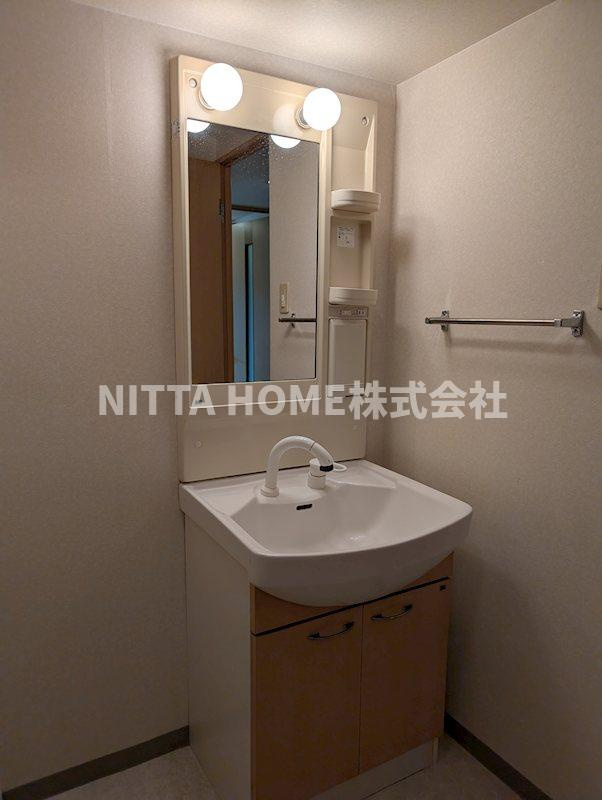 福知山市字篠尾の賃貸マンションの洗面所|シャワー付きの洗面化粧台もありますよ★