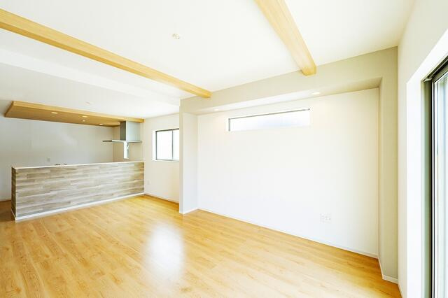 久留米市北野町今山　戸建【6号地】の居間・リビング|化粧梁をあしらった折り上げ天井のリビングです