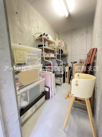 【収納】 | フォレストコート瀬戸見サンセットビュー | プライベートポーチ横にあるトランクルームです。十分な広さがあり、季節物やキャンプグッズなどもしっかり収納できます。カギもかかります！