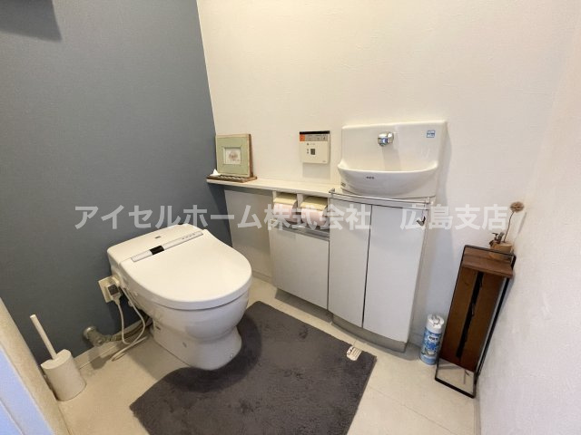 【トイレ】 | フォレストコート瀬戸見サンセットビュー | ウォッシュレットや暖房便座機能のあるタンクレストイレです。