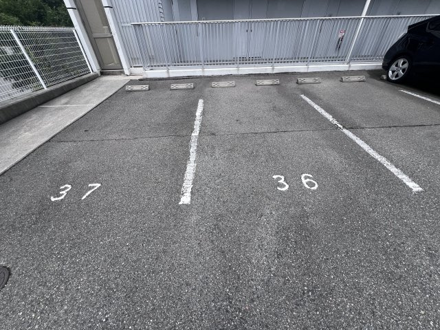 ツルトスコⅡ番館の駐車場