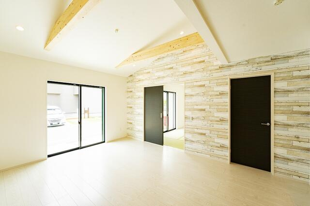 久留米市北野町　新築戸建の居間・リビング|勾配天井で縦に空間をのびのびと使えます。