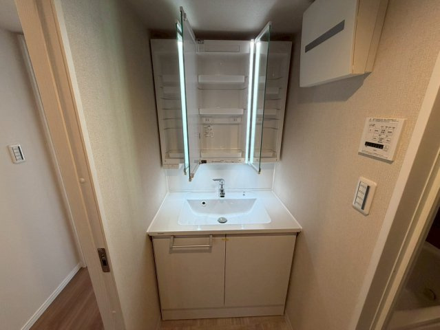 藤和シティコープ大森北棟の独立洗面台|三面鏡付シャンプードレッサー洗面台で朝の忙しい準備も楽々♪