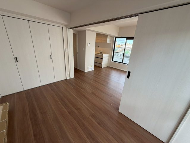 藤和シティコープ大森北棟の洋室|2面採光の明るいお部屋で、一人で過ごす時間も大切にできます。