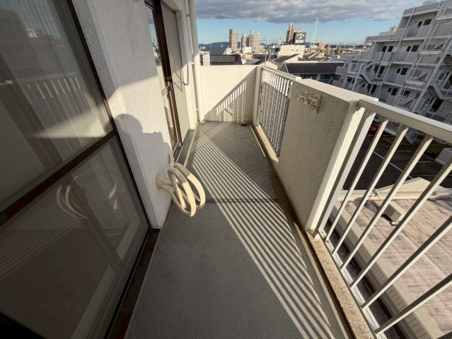 藤和シティコープ大森北棟のバルコニー|2部屋から出入りのできるバルコニー。