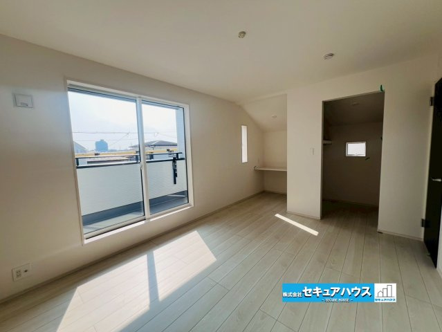 【同施工物件ご案内可能】大府市桃山町　全2棟の内観：施工例|【洋室イメージ】
◆広々とした居住空間は日々の暮らしを彩り、心のやすらぎと満足感を与えてくれます。通風と採光を考慮した設計は子供たちはのびのび育ち、家族でくつろぎと団らんを生み出します。