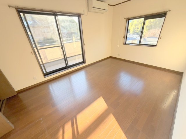 生駒市壱分町戸建ての洋室|明るい洋室です