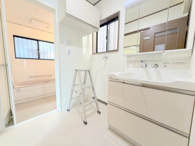 生駒市壱分町戸建ての独立洗面台|朝の支度にも助かる、独立の洗髪洗面化粧台