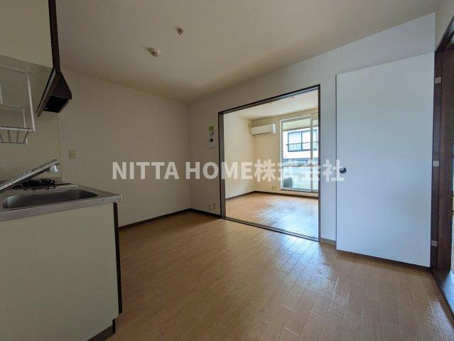 グラン・パレの居間・リビング|扉を開けると広い空間に●