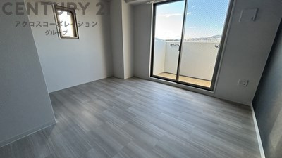 洋室9.2帖。北西向きの角部屋です！エアコン付き！！