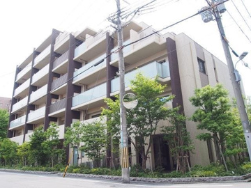 オートロックで外部の人間が簡単に出入りできないため安心です。