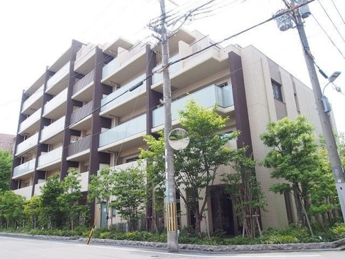 オートロックで外部の人間が簡単に出入りできないため安心です。