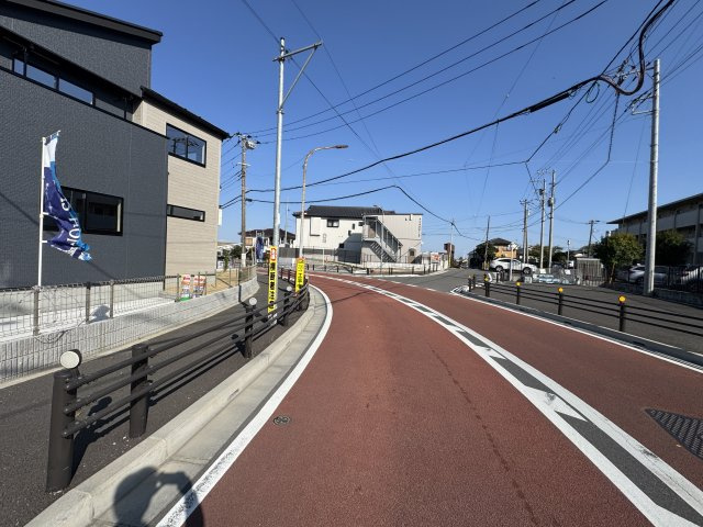 市川市国府台５丁目新築戸建【国府台小学校：10分】の前面道路含む現地写真|南側前面道路・幅員約15.2ｍ・歩道部分あり安心です！