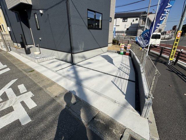 市川市国府台５丁目新築戸建【国府台小学校：10分】の駐車場|駐車スペース・2台駐車可（北側にもう１台分スペースあり）